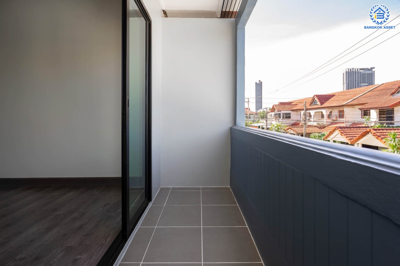 บ้านมือสองตกแต่งใหม่ หน้าโครงการติดรถไฟฟ้า "สถานีไทรม้า"!! หลังมุม ม.ซื่อตรง พระนั่งเกล้า-ท่าอิฐ ทาวน์เฮ้าส์ หลังใหญ่ระดับบ้านแฝด เนื้อที่ 34 ตร.ว. ฟังก์ชัน 3 ห้องนอน 2 ห้องน้ำ 1 ที่จอดรถ ทำเลใกล้ เซ็นทรัลรัตนาธิเบศร์ และทางด่วน "งามวงศ์วาน"